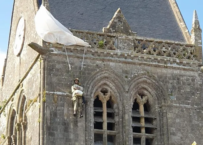 Maison De Famille Face à L'église